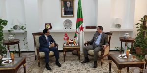 رخروخ يؤكد على أهمية تعزيز التكامل بين المؤسسات الجزائرية والتونسية