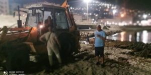 تنقية شاطئ الكتاني بباب الواد من الطحالب المتراكمة