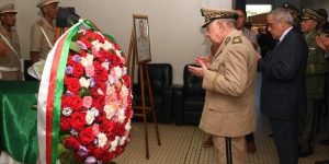 الفريق أول السعيد شنقريحة يُلقي النظرة الأخيرة على جثمان العميد حراث