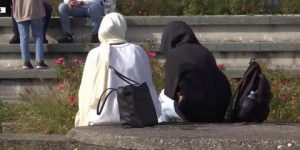 فرنسا تحظر ارتداء العباءة الإسلامية في المدارس