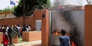 بعد اتهامها بالسعي للتدخل عسكرياً في النيجر.. باريس تُجلي رعاياها