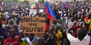 مؤيدو انقلاب النيجر يتظاهرون ضد فرنسا..