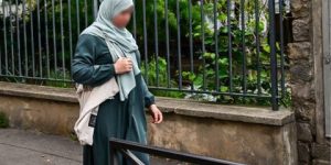 المجلس الإسلامي الفرنسي يستغرب حظر العباءة بمدارس فرنسا