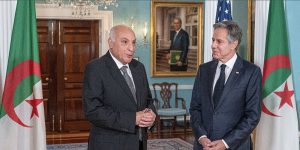 عطاف يتبادل وجهات النظر مع كاتب الدولة الأمريكي للشؤون الخارجية