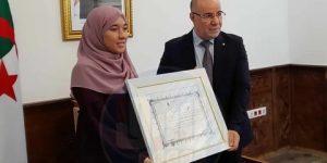 عقب التتويج في الاحتفال الماليزي.. وزير الشؤون الدينية يُكرم أنفال شيماء تباني