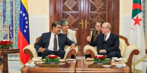 توقف تقني للرئيس الفنزويلي بالجزائر