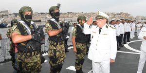 قائد القوات البحرية يفتش الغراب متعدد المهام “الزاجر”