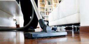 جديد الطب..  المكنسة الكهربائية توزع الغبار والبكتيريا والعفن في أنحاء المنزل