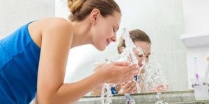 جمال وأناقة.. أخطاء تجنبيها عند غسل وجهك لتجنب ترهل وجفاف وتهيج البشرة