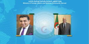 عطاف يستعرض هاتفيا مع نظيره البريطاني علاقات التعاون و التنسيق بين البلدين