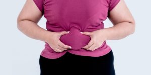 بسبب أمعائهم الأطول.. النساء يعانين من الانتفاخ أكثر من الرجال