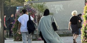 طرد عشرات الطالبات وتحرك لمسلمي فرنسا بعد حظر العباءة