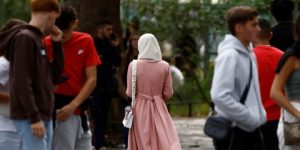 حظر العباءة بمدارس فرنسا يبدأ الاثنين وماكرون يدعو لتطبيقه بصرامة