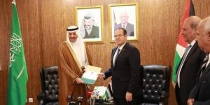 أول سفير سعودي لدى السلطة يصل رام الله ويقدم أوراق اعتماده