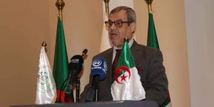 خلادي يؤكد علي ضرورة بناء نموذج طاقوي قابل للتطبيق