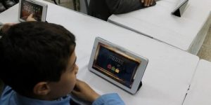 وهران..  نحو تجهيز 13 مدرسة ابتدائية بألواح إلكترونية