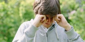 احذر- فرك العين يهددك بمرض مزعج