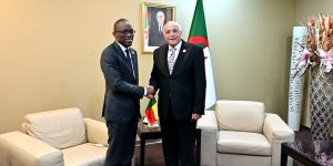 عطاف يستقبل نظيره البنيني