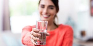صحتنا في غذائنا.. 1.5 لتر ماء إضافي يوميا يقي النساء من التهابات المثانة
