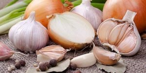 صحتنا في غذائنا.. طبيب ينفي الفوائد الكبيرة للبصل والثوم في الخريف !