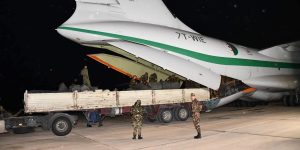 تواصل نقل المساعدات الإنسانية الممنوحة من الجزائر لفائدة الشعب الفلسطيني باتجاه مطار العريش