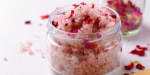 جمال وأناقة.. مقشر الجسم بالسكر