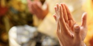 أَمَّنْ يُجِيبُ الْمُضْطَرَّ إِذَا دَعَاهُ