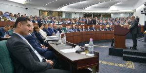 الوزير الأول يشيد بروح المسؤولية التي تميز بها أعضاء غرفتي البرلمان في متابعة نشاط الحكومة