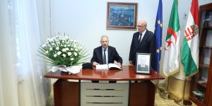 وفاة الرئيس المجري الأسبق.. قوجيل يوقع على سجل التعازي بمقر سفارة المجر بالجزائر