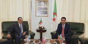 لعقاب يؤكد التزام الدولة بتسهيل اعتماد وعمل القنوات السعودية