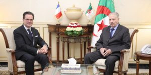 قوجيل يناقش قضايا دولية واقليمية مع سفير فرنسا بالجزائر