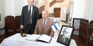 وفاة الرئيس الفنلندي الأسبق أهتيساري.. قوجيل يوقع على سجل التعازي