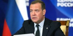 مدفيديف يدعو واشنطن إلى ترك أوكرانيا وشأنها والعمل لوقف التصعيد في فلسطين