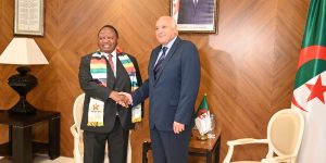 عطاف يستقبل نظيره الزيمبابوي