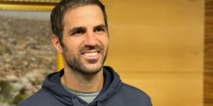 فابريغاس​ فخور ويتابع أداء الفريق ويرى المنافسة ثلاثية