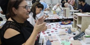 نساء وفتيات يدخلن مجال الأشغال عن طريق الحرف اليدوية