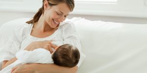 الأبحاث العلمية تنفي عملية استبدال حليب البقرة وحليب البودرة بحليب الأم