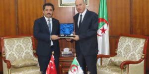 سايحي يتباحث سبل التعاون الطبي مع سفير تركيا بالجزائر
