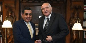 عطاف يجري مشاورات ثنائية مع وزير الدولة البريطاني للشؤون الخارجية