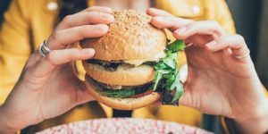 صحتنا في غذائنا.. عادات غذائية ضارة تعيق حرق الدهون