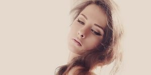 جمال وأناقة.. وسائل سحرية لتكثيف شعر الحاجبين سريعاً