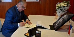 وفاة وزير الشؤون الخارجية الأسبق لجمهورية التشيك.. مقرمان يوقع على سجل التعازي