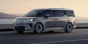 أطلقت فولفو أول سيارة فان لها على الإطلاق وهي EM90 الكهربائية.