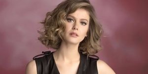 “بورجو بيرجيك” النجمة التركية تنادي: فلسطين تستحق الحرية.. أوقفوا الحرب