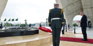 الرئيس التركي يترحم على أرواح شهداء الثورة التحريرية بمقام الشهيد