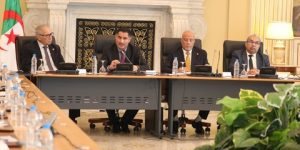 لعقاب يعرض نصي قانوني الصحافة المكتوبة والالكترونية والسمعي البصري أمام لجنة الإعلام بمجلس الأمة