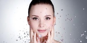 جمال وأناقة ..فوائد جمالية مذهلة للماء البارد في العناية بشعرك وبشرتك