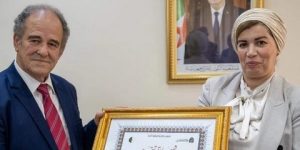 وزيرة الثقافة تكرم عبد القادر بن دعماش