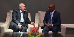 عطاف يجري بمدينة أويالا محادثات ثنائية مع نظيره من غينيا الاستوائية