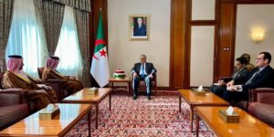 الوزير الأول يستقبل سفير دولة قطر بالجزائر